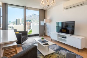 Luxury Σουίτα, 1 Υπνοδωμάτιο, Κουζίνα, Θέα στο Βουνό | Περιοχή καθιστικού | Τηλεόραση Smart 55 ιντσών με δορυφορικά κανάλια, τηλεοράσεις, Netflix