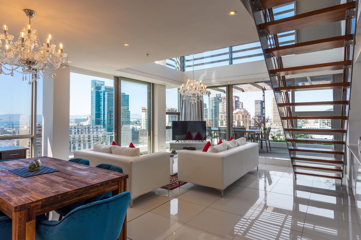 Penthouse Royal, 2 habitaciones, cocina, vista al océano | Área de sala de estar | Smart TV de 55 pulgadas con canales vía satélite, televisión y Netflix