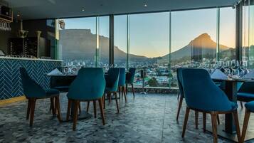 3 restaurants; breakfast, lunch and dinner served