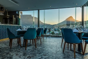 3 restaurantes, com serviço de café da manhã, almoço e jantar; sushi