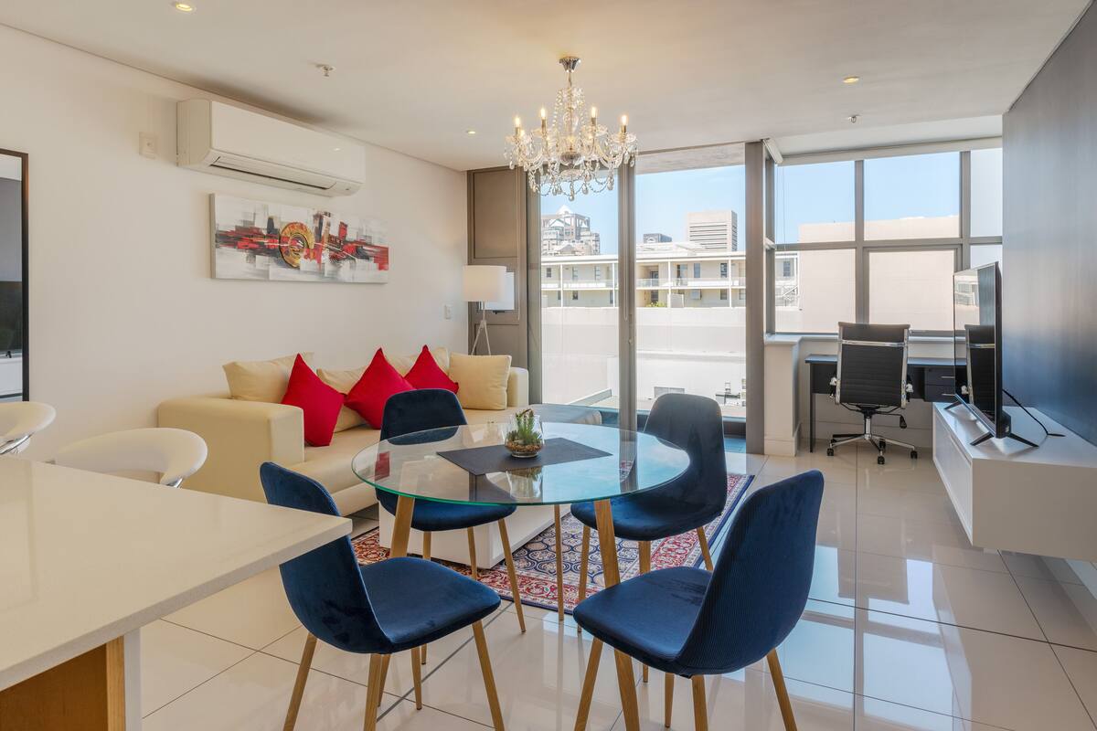 Luxury Suite, 1 Bedroom, Kitchen, Mountain View | In-room dining