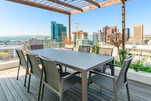 Cobertura real, 2 quartos, cozinha, vista para o oceano | Terraço/pátio