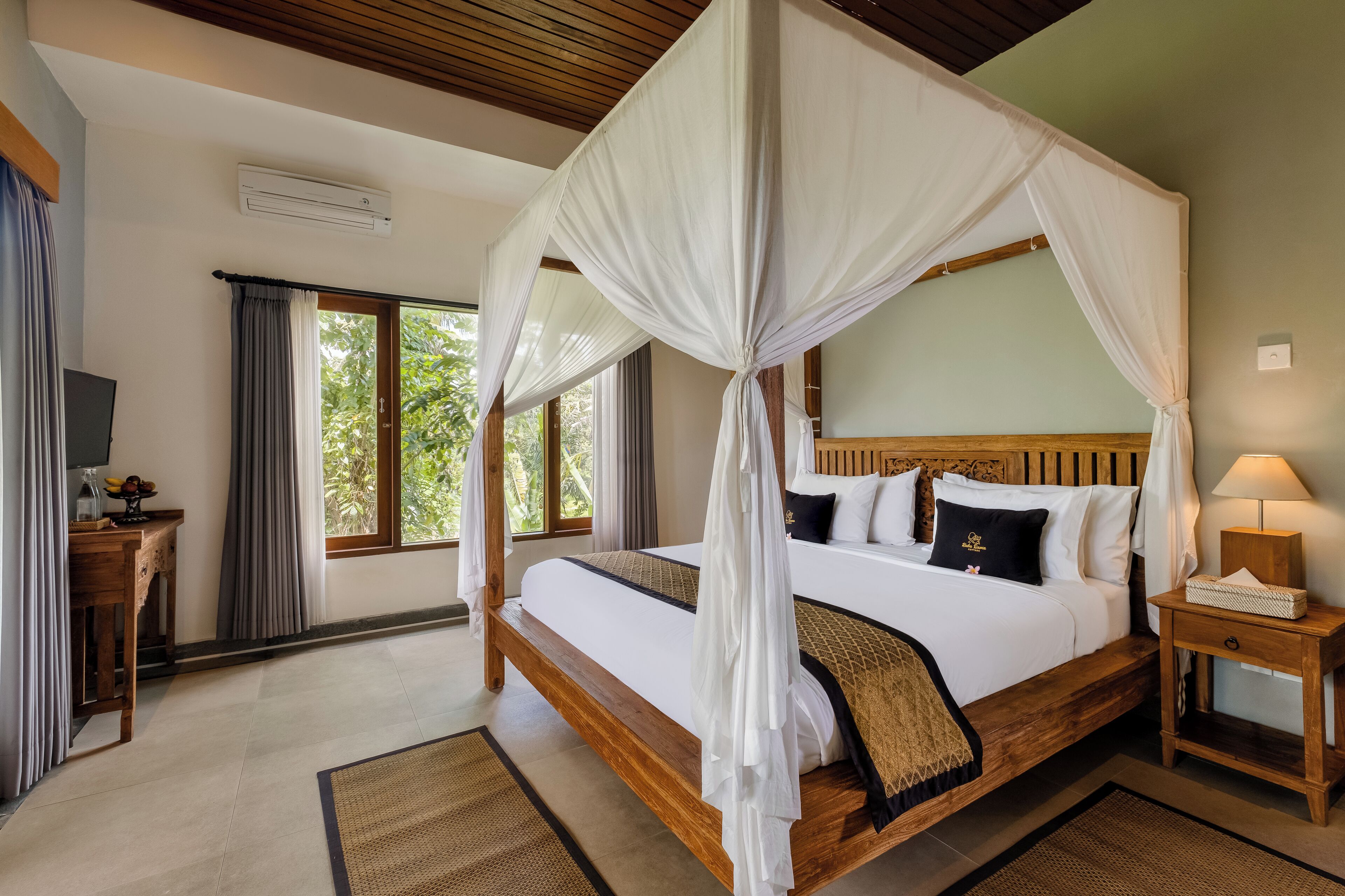 Habitación doble Deluxe | Caja de seguridad en la habitación y escritorio 