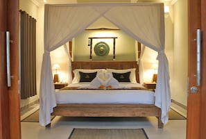 In-room safe, desk, laptop workspace, soundproofing - Kubu Rama Ubud Cottage (Ubud)