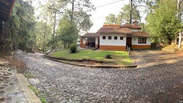 Vista frontal de la propiedad