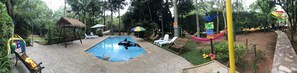 Piscina all'aperto, ombrelloni da piscina, lettini