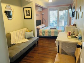 经济双人房, 1 张大床 | 特色装修、特色家居、办公桌、笔记本电脑工作区