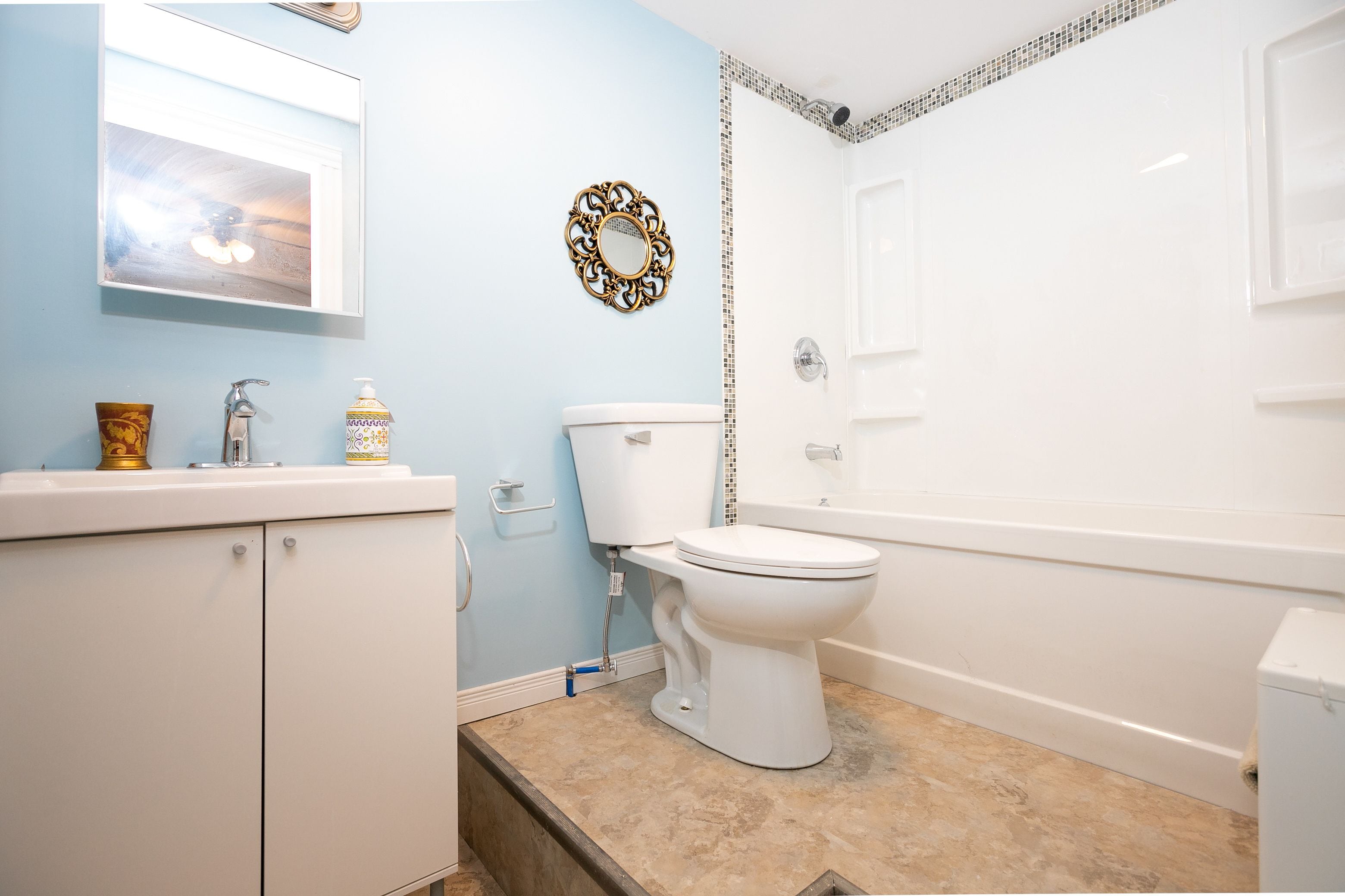 Combined shower/bathtub, rainfall showerhead, free toiletries
