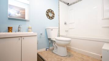 Combined shower/bathtub, rainfall showerhead, free toiletries