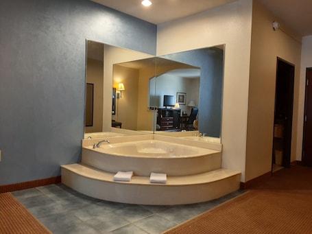 Executive Suite | Living room | 32-inch LED TV with digital channels, TV