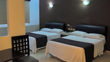 Habitación triple básica | Tabla de planchar con plancha, wifi gratis y ropa de cama