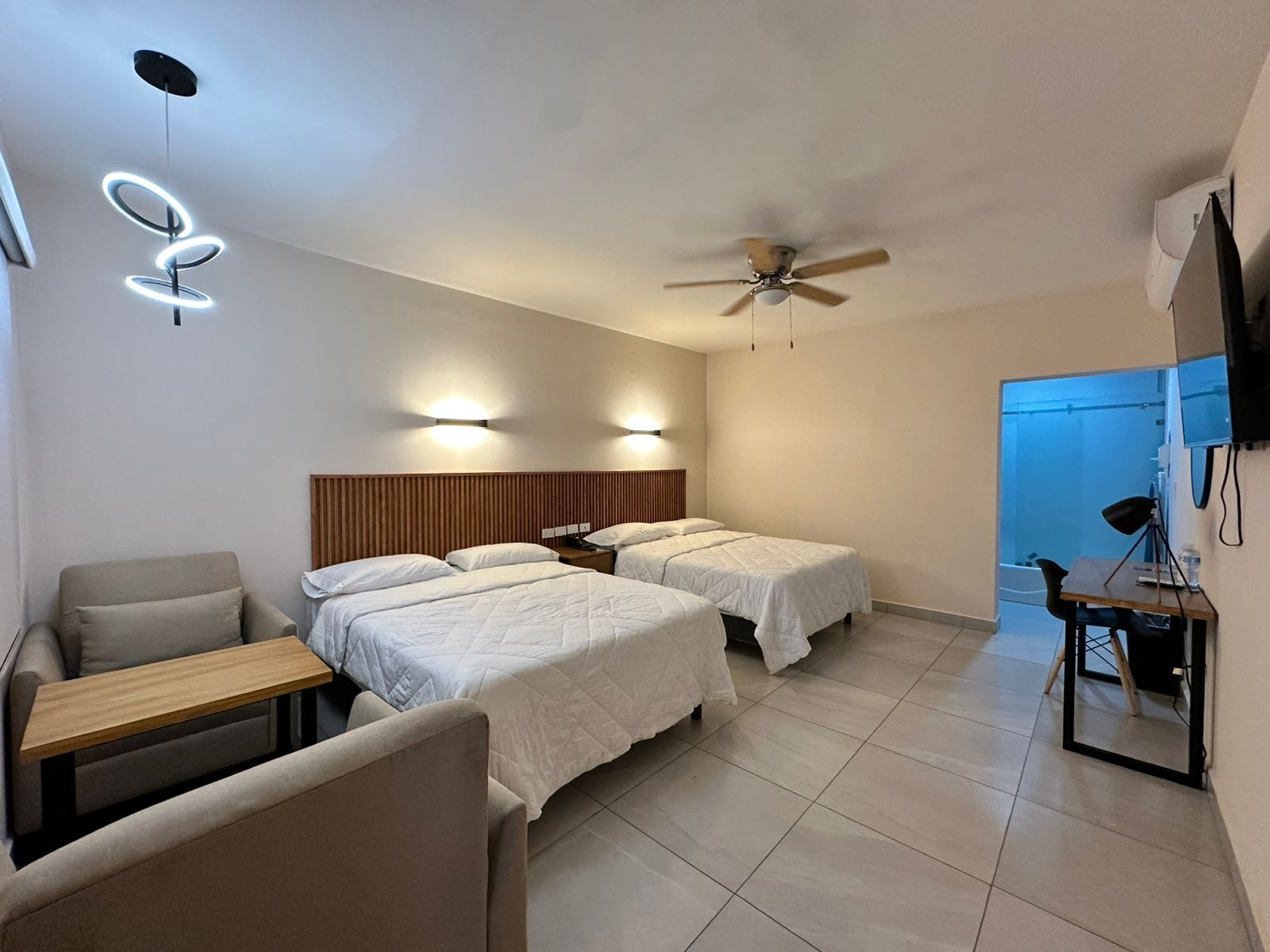 Habitación doble ejecutiva | Tabla de planchar con plancha, wifi gratis y ropa de cama 
