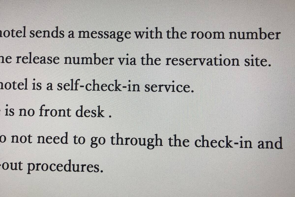 Eine Beschreibung des Selbstcheck-in-Services des Hotels und des fehlenden Empfangs.