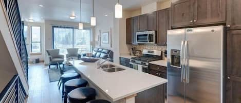 Townhome, 3 Bedrooms | Private kitchen | Oven, coffee/tea maker, toaster