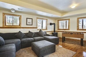 TV, fireplace, table football - Midnight Moose River Front - 3 Br Cabin (Fraser)