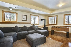 TV, fireplace, table football - Midnight Moose River Front - 3 Br Cabin (Fraser)