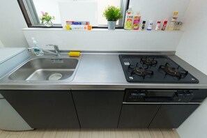 Fridge, microwave, stovetop, electric kettle - Yumeji Mansion (Osaka)