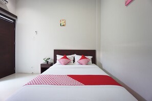 Standard Double Room | Desk, free WiFi, bed sheets - Elite Residence (Manado)