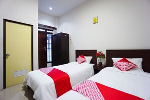 Standard Twin Room | Desk, free WiFi, bed sheets - Elite Residence (Manado)