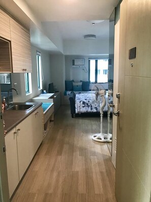 Studio | Private kitchenette | Fridge, microwave