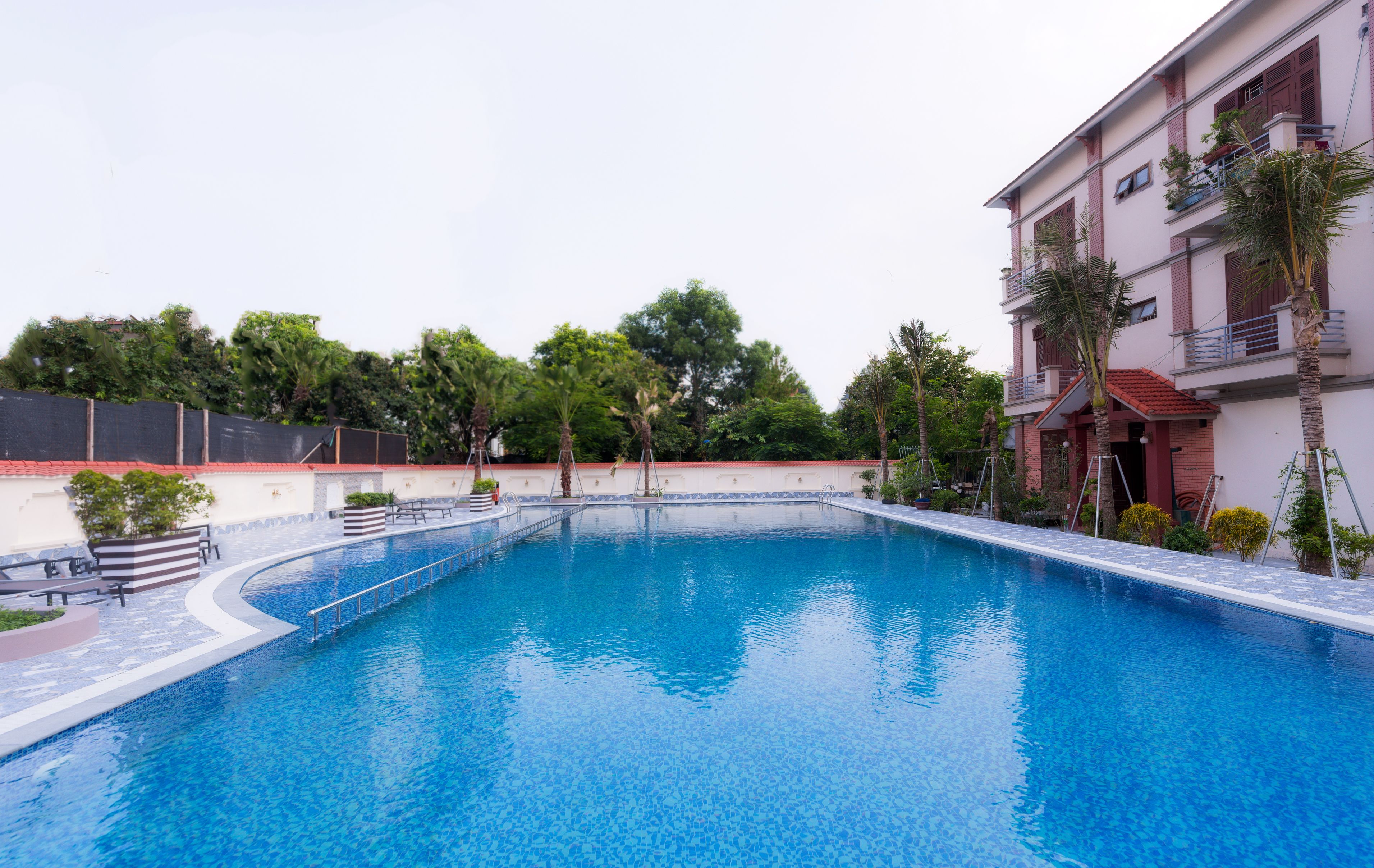 حمّام سباحة خارجي، مقاعد للتشمس