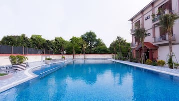 Alberca al aire libre y camastros