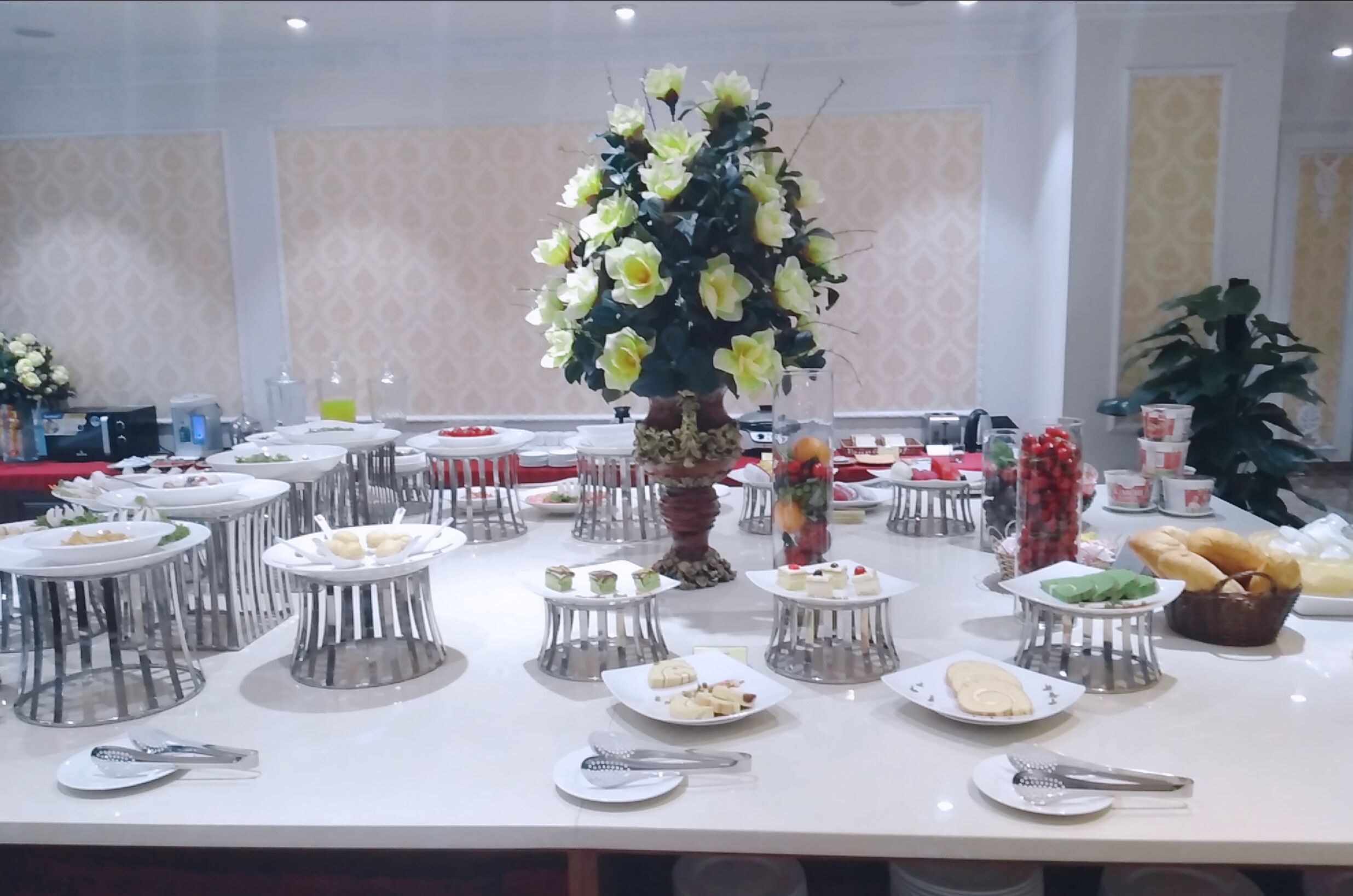 بوفيه فطور مجانًا يوميًا