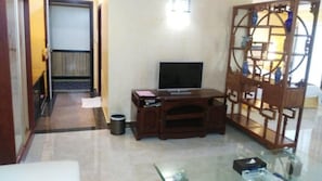 Business Suite | Desk, blackout drapes, free WiFi, bed sheets