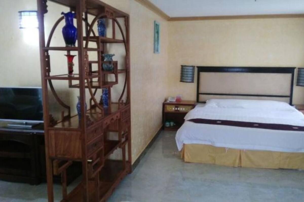 Business Suite | Desk, blackout drapes, free WiFi, bed sheets