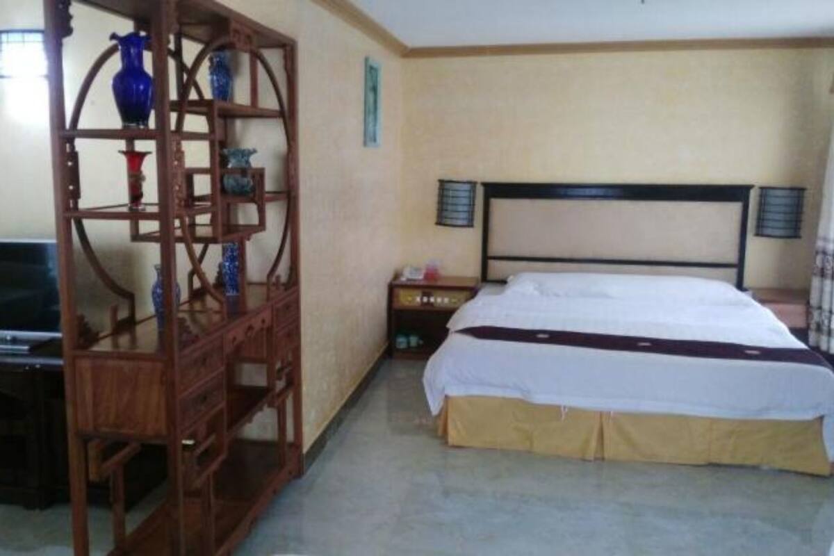 Business Suite | Desk, blackout drapes, free WiFi, bed sheets