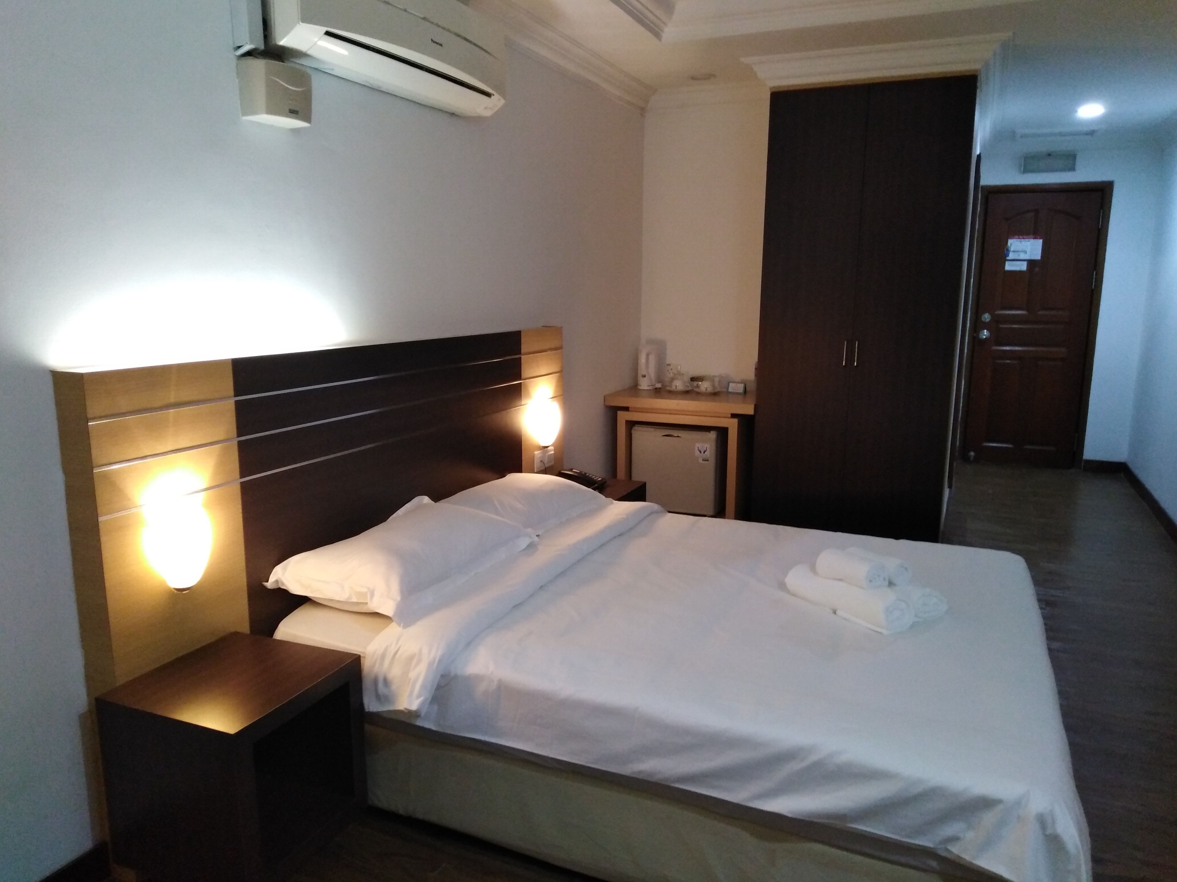 standard queen | 1 bedroom, desk, soundproofing, free wifi