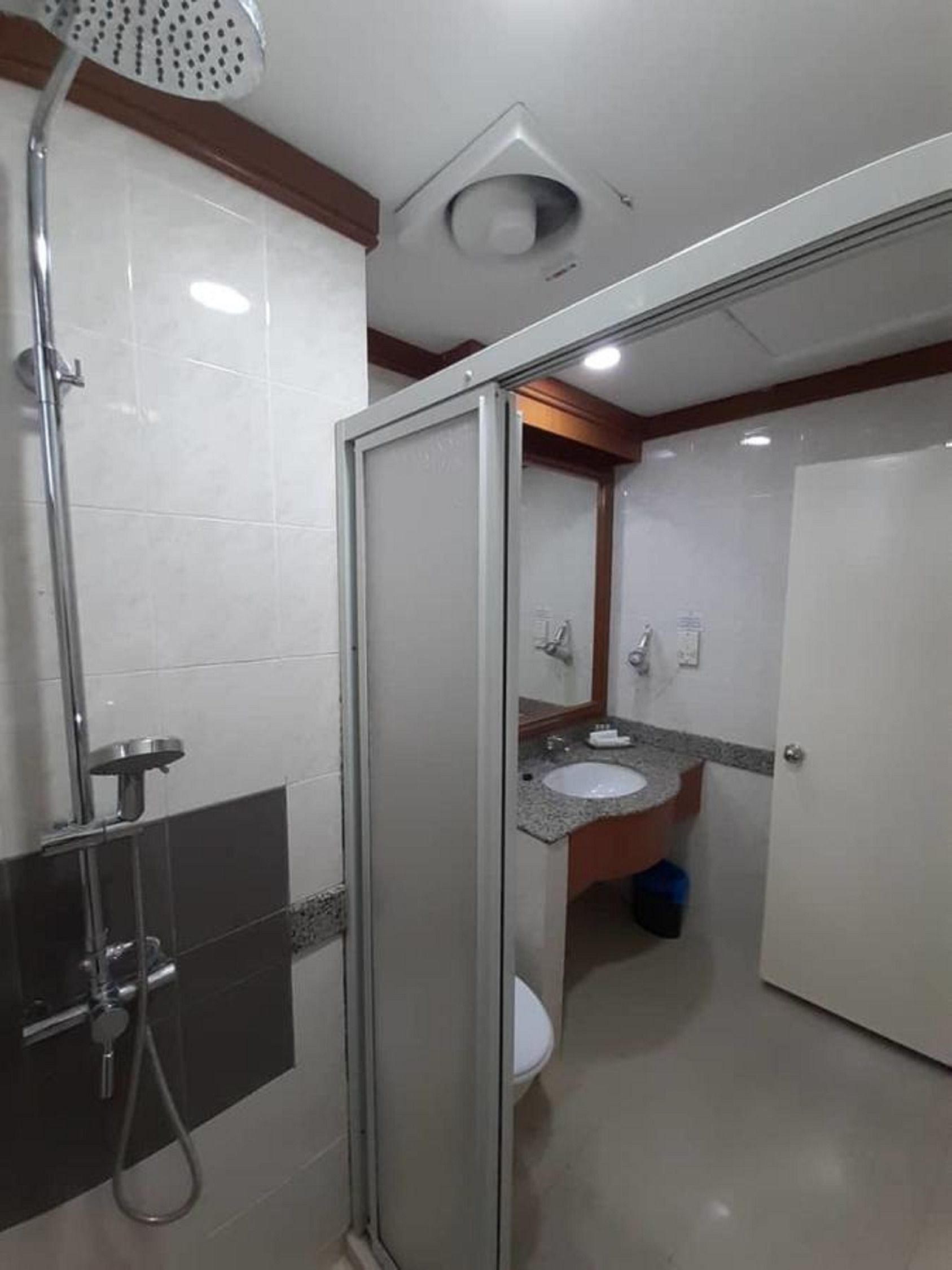 standard deluxe | bathroom | hair dryer, bidet, towels, soap