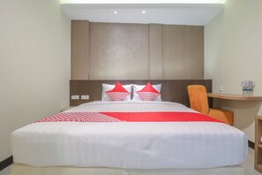 Standard Suite | Hypo-allergenic bedding, desk, free WiFi, bed sheets