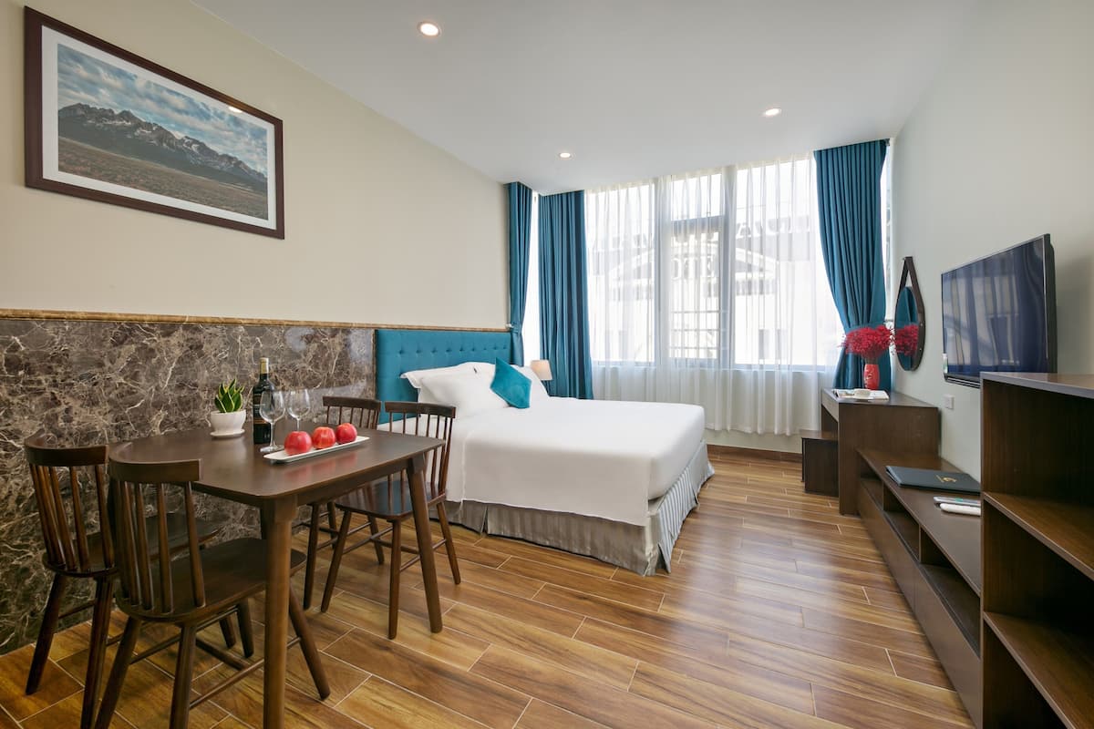 Estudio ejecutivo, 1 cama de matrimonio grande, vistas a la ciudad | Ropa de cama de alta calidad y edredones de plumas