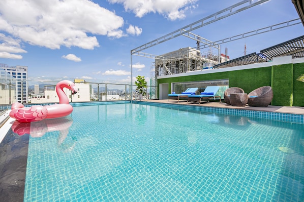 Piscina all'aperto, lettini