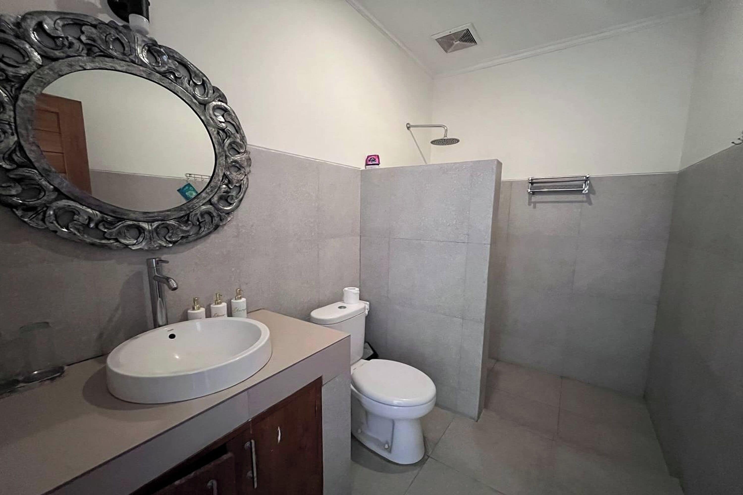 Standardzimmer | Badezimmer | Dusche, Regendusche, kostenlose Toilettenartikel, Handtücher