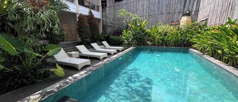 Piscine extérieure, chaises longues