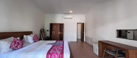 Deluxe Room | Desk, free WiFi, bed sheets