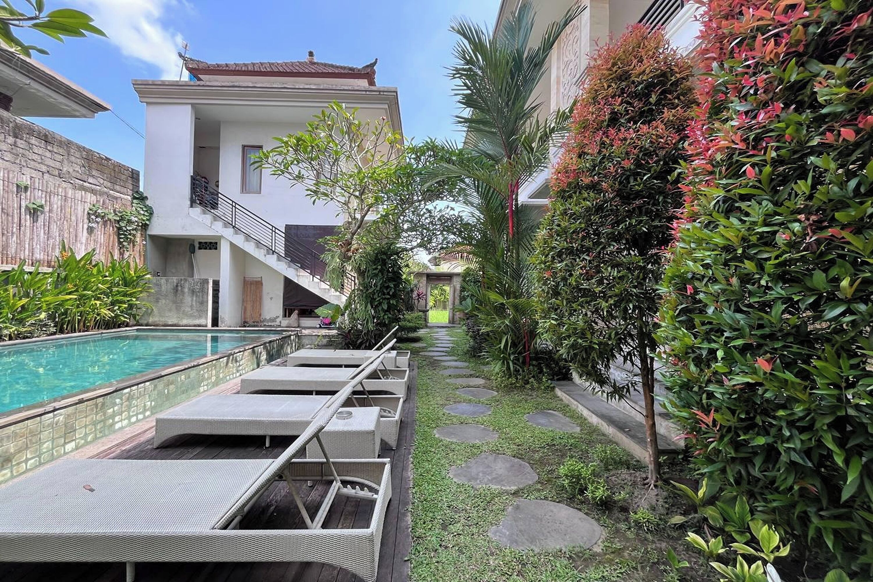 Kolam renang outdoor, dengan kursi berjemur