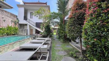 Kolam renang outdoor, dengan kursi berjemur