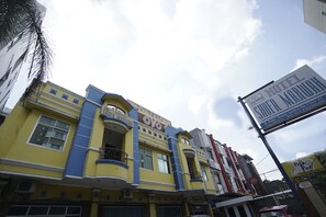 A multi-story building with a prominent yellow and blue facade, featuring a sign for 'Hotel Sidoarjo Marliha' and another for 'Oyo'. - Super OYO 1173 Hotel Shofa Marwah (Palembang)