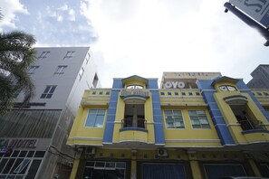 A hotel with a yellow facade, a balcony with a railing, and a sign that reads "SHOFAMARUH HOTEL". - Super OYO 1173 Hotel Shofa Marwah (Palembang)