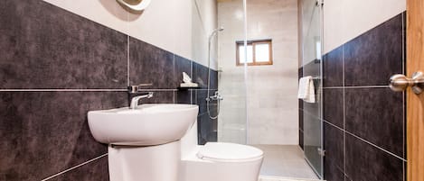 Elite Double Room, 1 Bedroom, Non Smoking, Ensuite | Bathroom | Shower, free toiletries, hair dryer, slippers