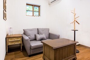 Kamar Quadruple Deluks, 1 kamar tidur, Bebas Asap Rokok, ensuite | Area keluarga | Televisi layar datar 40-inci dengan saluran TV digital dan TV