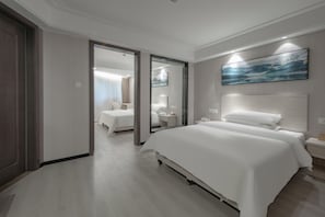 Ein Hotelzimmer mit einem großen Bett, einem Nachttisch, einem Spiegel und einem Bild an der Wand.