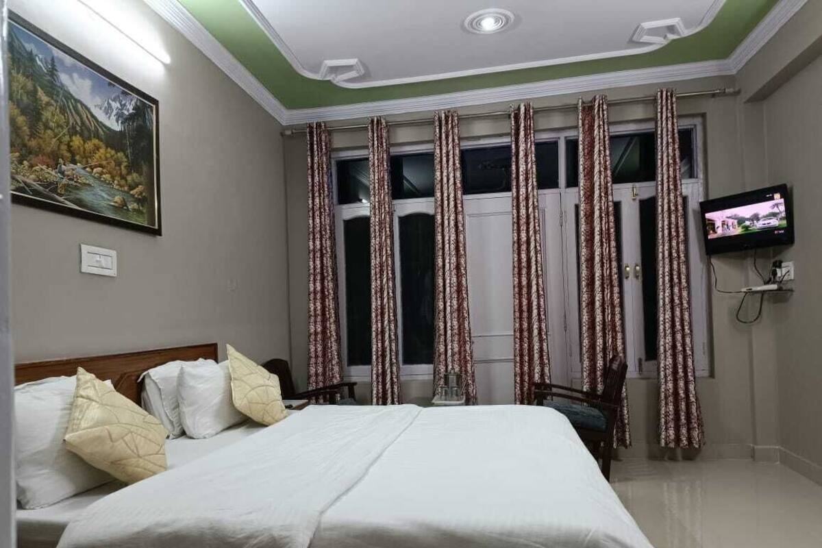 Lit avec matelas Ă plateau-coussin, coffre-fort