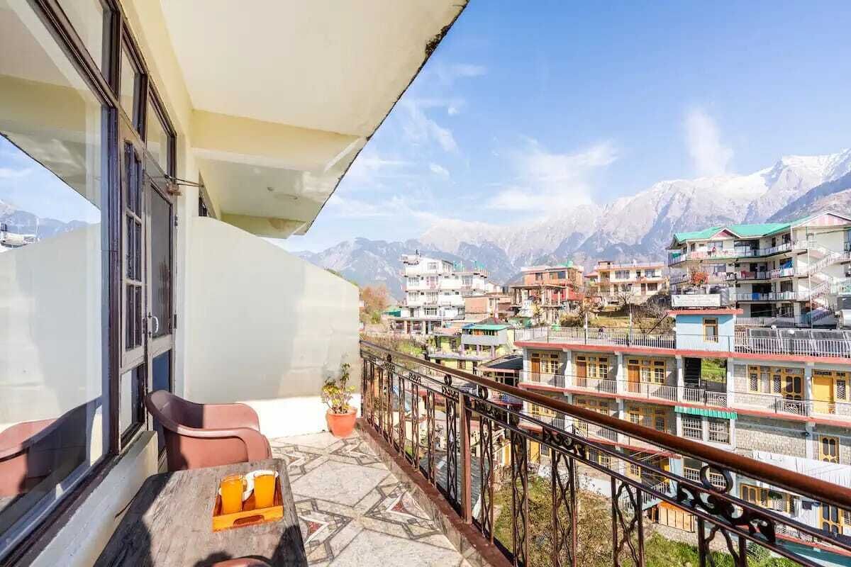 Classic Double Room | Living area | Flat-screen TV