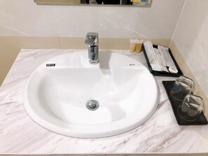 Deluxe Triple Room | Bathroom | Shower, free toiletries, hair dryer, slippers