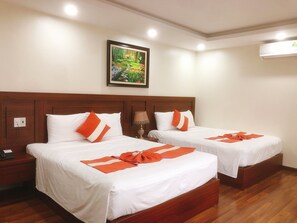 Deluxe Quadruple Room | Desk, laptop workspace, soundproofing, free WiFi - Gia Quy Hotel (Cao Bang)
