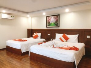 Deluxe driepersoonskamer | Een bureau, een laptopwerkplek, geluiddichte muren, gratis wifi